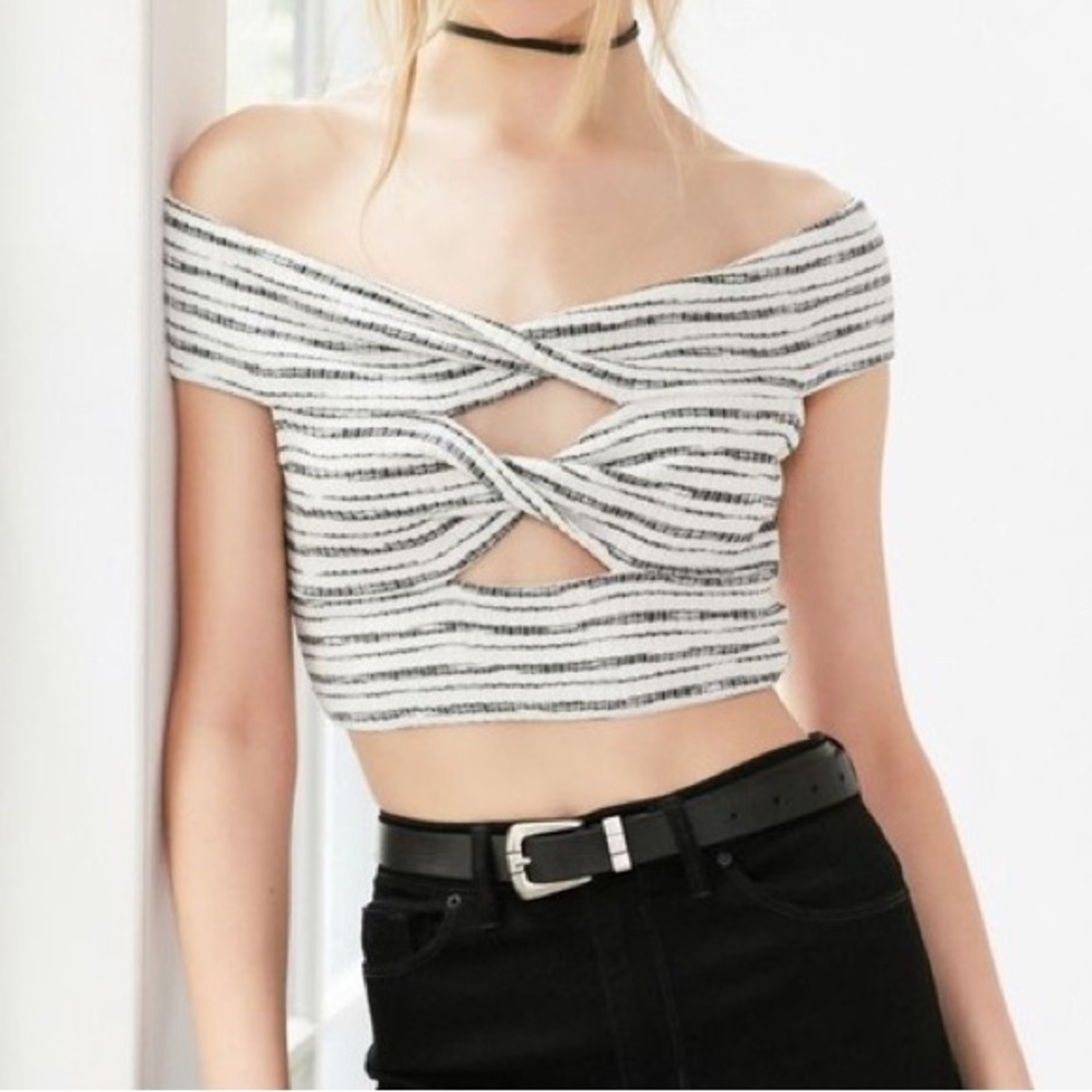 Urban Outfitters Kimchi Blue Off the Shoulder Crop w/ Crossover Cut-Out Size M